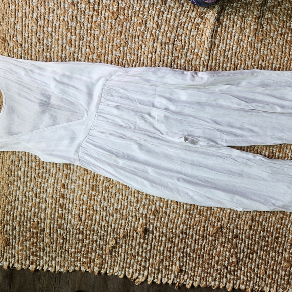 Elegant White Sleeveless Jumpsuit with Tapered Legs - Picture 4 of 5